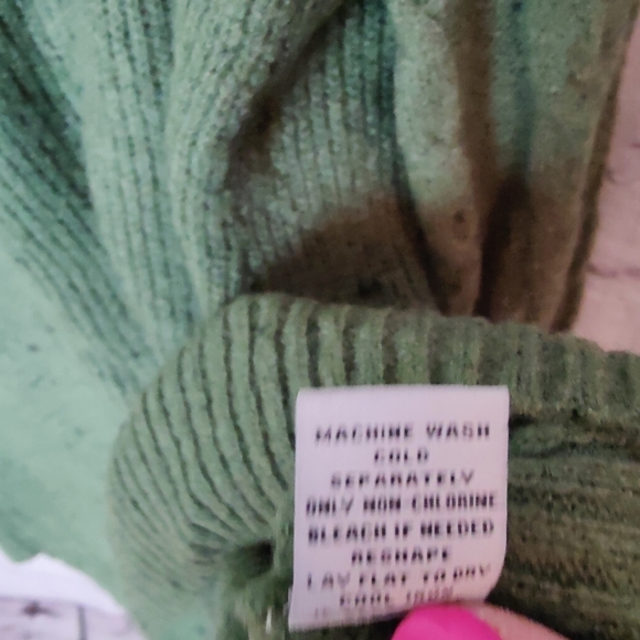 Love Scarlet V-Neck Sweater In Tea Leaf NWT Size Large - Picture 7 of 9